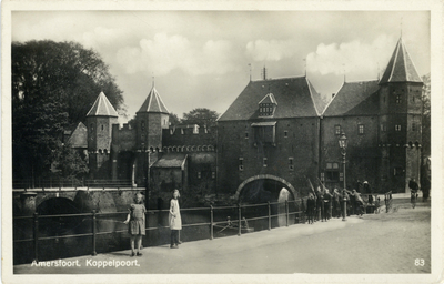 12779 Gezicht op de Koppelpoort te Amersfoort vanaf de Kleine Koppel uit het noordwesten.